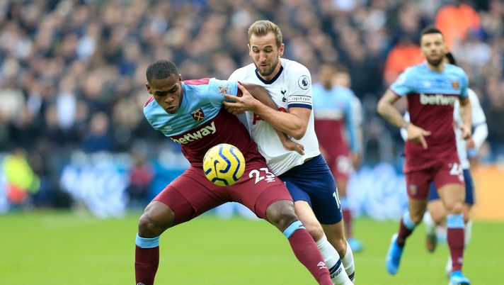 LONDON, ENGLAND - NOVEMBER 23: Issa Diop of West Ham United competes with Harry Kane of Tottenham Hotspur during the Premier League match between West Ham United and Tottenham Hotspur at London Stadium on November 23, 2019 in London, United Kingdom. (Photo by Stephen Pond/Getty Images) Mercato Lazio – Issa Diop, il difensore centrale che piace ai biancocelesti - immagine 1