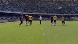 Il riscaldamento del Napoli al Maradona: azzurri carichi per la sfida all’Atalanta