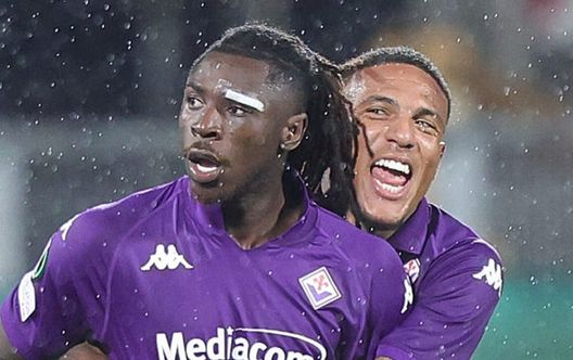 FLORENCE, ITALY - MARCH 13: Moise Kean of ACF Fiorentina celebrates the victory after during the UEFA Conference League 2024/25 Round of 16 Second Leg match between ACF Fiorentina and Panathinaikos FC at Stadio Artemio Franchi on March 13, 2025 in Florence, Italy. (Photo by Gabriele Maltinti/Getty Images) Gosens, il riscatto è una formalità. Pronti gli 8mln per Folorunsho- immagine 2