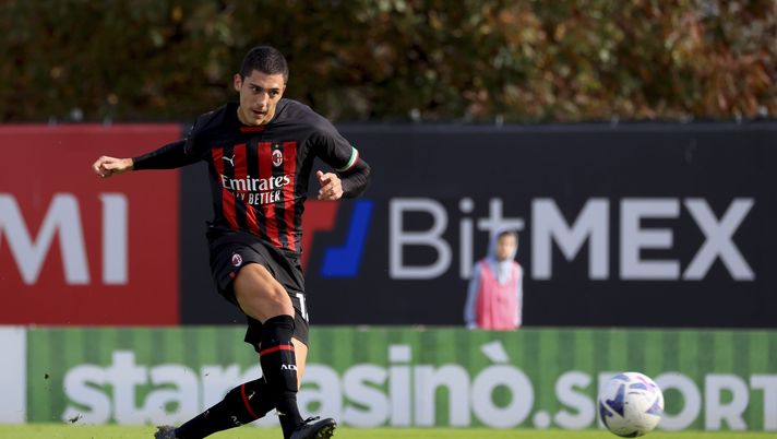 MILAN, ITALY - NOVEMBER 06: Marko Lazetic of AC Milan scores his team's third goal during the Primavera 1 match between AC Milan U19 and Atalanta U19 at Centro Sportivo Vismara - PUMA House of Football on November 06, 2022 in Milan, Italy. (Photo by Giuseppe Cottini/AC Milan via Getty Images)  Reggina