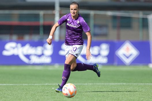FLORENCE, ITALY - OCTOBER 01: Milica Mijatovic of ACF Fiorentina Women in action during the match between ACF Fiorentina Women and US Sassuolo Women Serie A on October 1, 2022 in Florence, Italy. (Photo by Gabriele Maltinti/Getty Images) Femminile, Mijatovic: “Inter? Abbiamo bisogno dell’aiuto del pubblico “- immagine 2