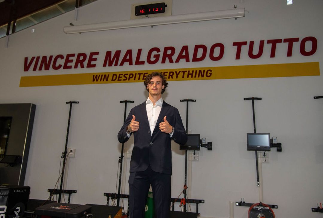 Ecco Svilar: gli scatti tra arrivo, firma e nuova maglia a Trigoria – FOTO GALLERY - immagine 15