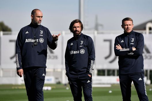 Pirlo con i due assistenti, Tudor e Baronio (Getty Images) Pirlo con i due assistenti, Tudor e Baronio (Getty Images)