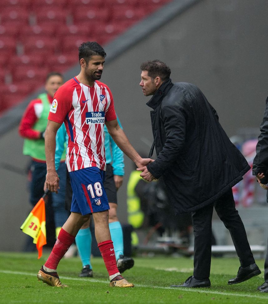 MADRID, SPAIN - JANUARY 06: Diego Costa of Atletico Madrid shakes hands with Manager, Diego Simeone of Atletico de Madrid after he was sent off during the La Liga match between Atletico Madrid and Getafe at estadio Wanda Metropolitano on January 6, 2018 in Madrid, Spain. (Photo by Denis Doyle/Getty Images) Simeone non ci sta: “Il Barça quattro tiri, quattro gol. Felix? Ho una opinione, la tengo per me”- immagine 2