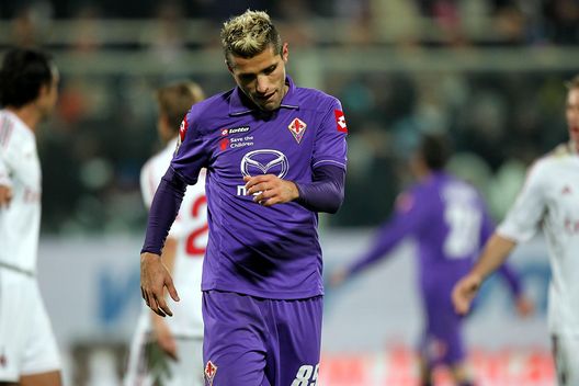 FLORENCE, ITALY - NOVEMBER 19: Valon Behrami of ACF Fiorentina looks dejected during the Serie A match between ACF Fiorentina and AC Milan at Stadio Artemio Franchi on November 19, 2011 in Florence, Italy. (Photo by Gabriele Maltinti/Getty Images) Behrami: “Fischi tifosi viola? Sottolineano un lavoro fatto male”- immagine 2