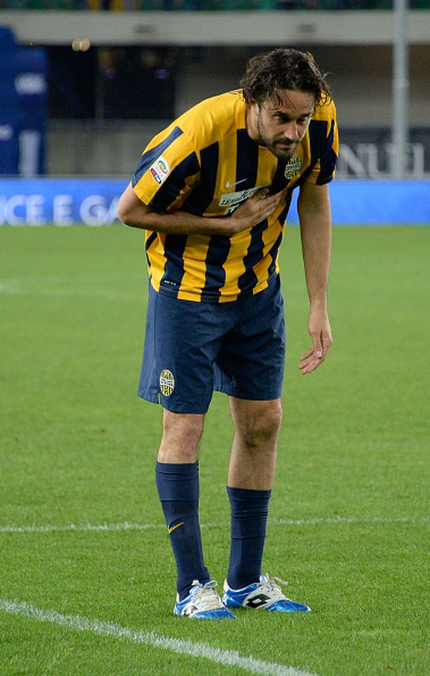 VERONA, ITALY - MAY 08: Luca Toni of Hellas Verona Greets and thanks fans after his last match after the Serie A match between Hellas Verona FC and Juventus FC at Stadio Marc'Antonio Bentegodi on May 8, 2016 in Verona, Italy. (Photo by Dino Panato/Getty Images) VERONA, ITALY - MAY 08: Luca Toni of Hellas Verona Greets and thanks fans after his last match after the Serie A match between Hellas Verona FC and Juventus FC at Stadio Marc'Antonio Bentegodi on May 8, 2016 in Verona, Italy. (Photo by Dino Panato/Getty Images)