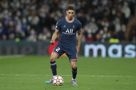 MADRID, SPAIN - MARCH 09: Achraf Hakimi of Paris Saint-Germain controls the ball during the UEFA Champions League Round Of Sixteen Leg Two match between Real Madrid and Paris Saint-Germain at Estadio Santiago Bernabeu on March 09, 2022 in Madrid, Spain. (Photo by Gonzalo Arroyo Moreno/Getty Images) MADRID, SPAIN - MARCH 09: Achraf Hakimi of Paris Saint-Germain controls the ball during the UEFA Champions League Round Of Sixteen Leg Two match between Real Madrid and Paris Saint-Germain at Estadio Santiago Bernabeu on March 09, 2022 in Madrid, Spain. (Photo by Gonzalo Arroyo Moreno/Getty Images)