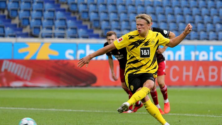 DUISBURG, GERMANY - AUGUST 22: Erling Haaland of Dortmund misses a penaltyduring the match between Borussia Dortmund and Feyenoord Rotterdam of Schauinsland-Reisen Cup der Traditionen at Schauinsland-Reisen-Arena on August 22, 2020 in Duisburg, Germany. (Photo by Christof Koepsel/Bongarts/Getty Images) DUISBURG, GERMANY - AUGUST 22: Erling Haaland of Dortmund misses a penaltyduring the match between Borussia Dortmund and Feyenoord Rotterdam of Schauinsland-Reisen Cup der Traditionen at Schauinsland-Reisen-Arena on August 22, 2020 in Duisburg, Germany. (Photo by Christof Koepsel/Bongarts/Getty Images)