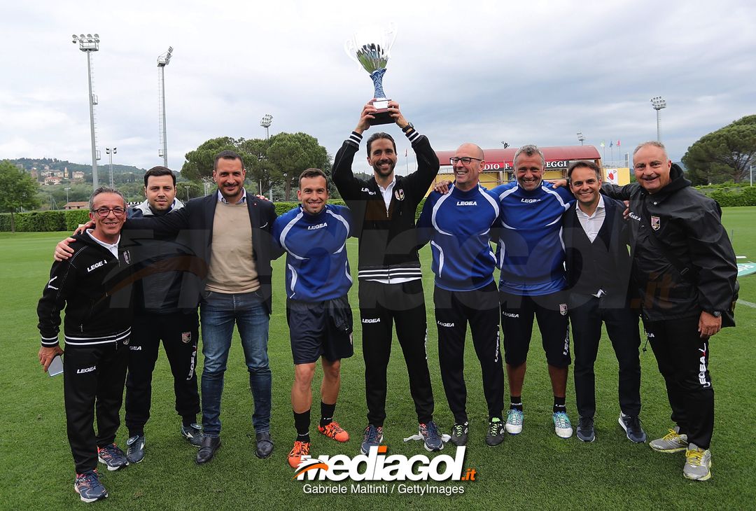  FLORENCE, ITALY - MAY 16: Giuseppe Scurto (C) and his staff of US Citta' di Palermo U19 celebrate the victory during the SuperCoppa primavera 2 match between Novara U19 and US Citta di Palermo U19 at Centro Tecnico Federale di Coverciano on May 16, 2018 in Florence, Italy.  (Photo by Gabriele Maltinti/Getty Images) 