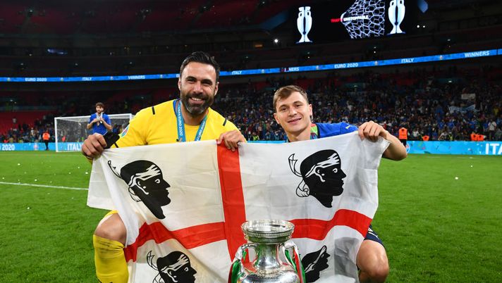 LONDON, ENGLAND - JULY 11: Salvatore Sirigu and Nicolo Barella of Italy celebrate with The Henri Delaunay Trophy following his team's victory in the UEFA Euro 2020 Championship Final between Italy and England at Wembley Stadium on July 11, 2021 in London, England. (Photo by Claudio Villa/Getty Images) LONDON, ENGLAND - JULY 11: Salvatore Sirigu and Nicolo Barella of Italy celebrate with The Henri Delaunay Trophy following his team's victory in the UEFA Euro 2020 Championship Final between Italy and England at Wembley Stadium on July 11, 2021 in London, England. (Photo by Claudio Villa/Getty Images)