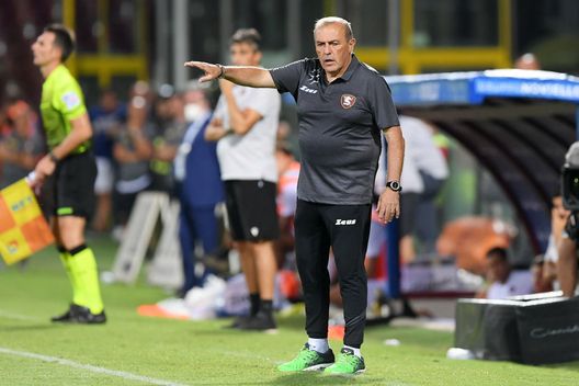 SALERNO, ITALY - AUGUST 14: Fabrizio Castori US Salernitana coach gestures during the Coppa Italia match between US Salernitana and Reggina Calcio at Stadio Arechi on August 14, 2021 in Salerno, Italy. (Photo by Francesco Pecoraro/Getty Images) SALERNO, ITALY - AUGUST 14: Fabrizio Castori US Salernitana coach gestures during the Coppa Italia match between US Salernitana and Reggina Calcio at Stadio Arechi on August 14, 2021 in Salerno, Italy. (Photo by Francesco Pecoraro/Getty Images)