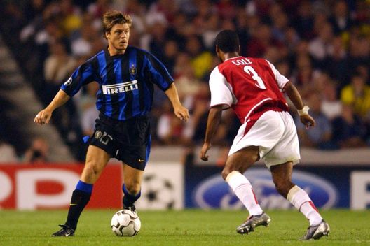 Inter Milan's Thomas Helveg (l) takes on Arsenal's Ashley Cole 