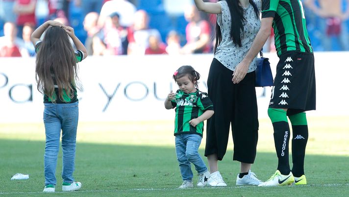 REGGIO NELL'EMILIA, ITALY - MAY 21: Alberto Aquilani of US Sassuolo Calcio (R) takes a selfie with his wife Michela Quattrociocche at the end of the Serie A match between US Sassuolo and Cagliari Calcio at Mapei Stadium - Citta' del Tricolore on May 21, 2017 in Reggio nell'Emilia, Italy. (Photo by Emilio Andreoli/Getty Images) REGGIO NELL'EMILIA, ITALY - MAY 21: Alberto Aquilani of US Sassuolo Calcio (R) takes a selfie with his wife Michela Quattrociocche at the end of the Serie A match between US Sassuolo and Cagliari Calcio at Mapei Stadium - Citta' del Tricolore on May 21, 2017 in Reggio nell'Emilia, Italy. (Photo by Emilio Andreoli/Getty Images)