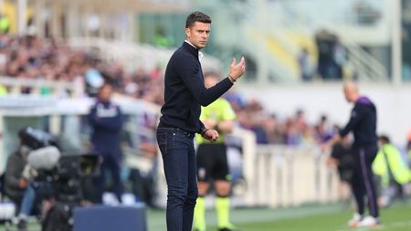 FLORENCE, ITALY - OCTOBER 31: Thiago Motta manager of Spezia Calcio gestures during the Serie A match between ACF Fiorentina and Spezia Calcio at Stadio Artemio Franchi on October 31, 2021 in Florence, Italy. (Photo by Gabriele Maltinti/Getty Images) FLORENCE, ITALY - OCTOBER 31: Thiago Motta manager of Spezia Calcio gestures during the Serie A match between ACF Fiorentina and Spezia Calcio at Stadio Artemio Franchi on October 31, 2021 in Florence, Italy. (Photo by Gabriele Maltinti/Getty Images)