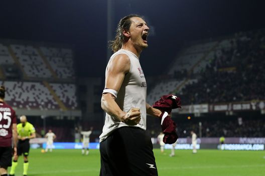 SALERNO, ITALY - FEBRUARY 19: Milan Djuric of US Salernitana celebrates after scoring the 2-1 goal during the Serie A match between US Salernitana and AC Milan at Stadio Arechi on February 19, 2022 in Salerno, Italy. (Photo by Francesco Pecoraro/Getty Images) Djuric, stallo con la Salernitana. Ecco l’offerta della Fiorentina: le cifre- immagine 2