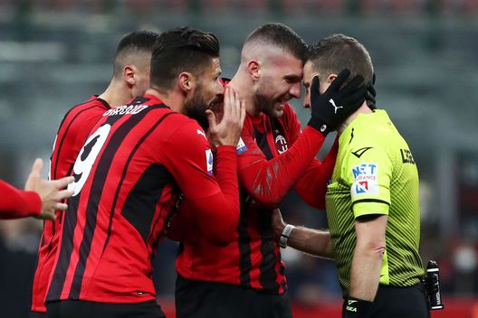 MILAN, ITALY - JANUARY 17: Referee Marco Serra is surrounded by AC Milan players during the Serie A match between AC Milan and Spezia Calcio at Stadio Giuseppe Meazza on January 17, 2022 in Milan, Italy. (Photo by Marco Luzzani/Getty Images) Gavillucci: “Errore di Serra già commesso da Orsato e non scandaloso. Sbagliato fermarlo a lungo” - immagine 1