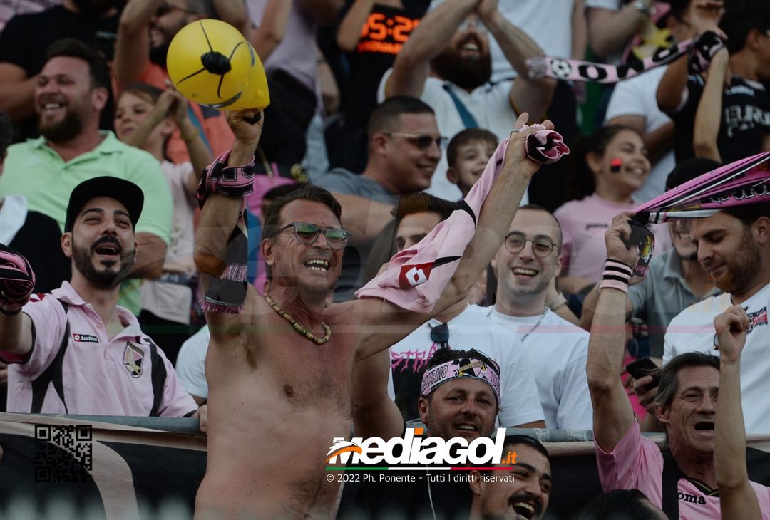 Fototifo, i tifosi allo stadio per Palermo-Feralpisaló 1-0 (gallery) - immagine 175