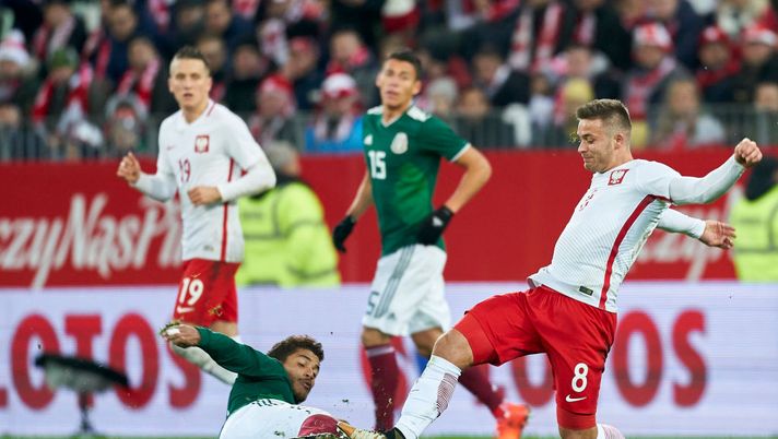 GDANSK, POLAND - NOVEMBER 13: (R) Karol Linetty from Poland fights for the ball with (L) Jonathan dos Santos from Mexico while Poland v Mexico International Friendly soccer match at Energa Arena Stadium on November 13, 2017 in Gdansk, Poland. (Photo by Adam Nurkiewicz/Getty Images) 