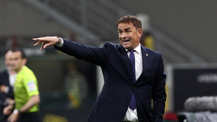 MILAN, ITALY - MAY 16: Leonardo Semplici, Head Coach of Cagliari Calcio gives instructions during the Serie A match between AC Milan and Cagliari Calcio at Stadio Giuseppe Meazza on May 16, 2021 in Milan, Italy. Sporting stadiums around Italy remain under strict restrictions due to the Coronavirus Pandemic as Government social distancing laws prohibit fans inside venues resulting in games being played behind closed doors. (Photo by Marco Luzzani/Getty Images) Semplici: “Per Calzona il doppio ruolo non è facile, ecco la possibile difficoltà” - immagine 1