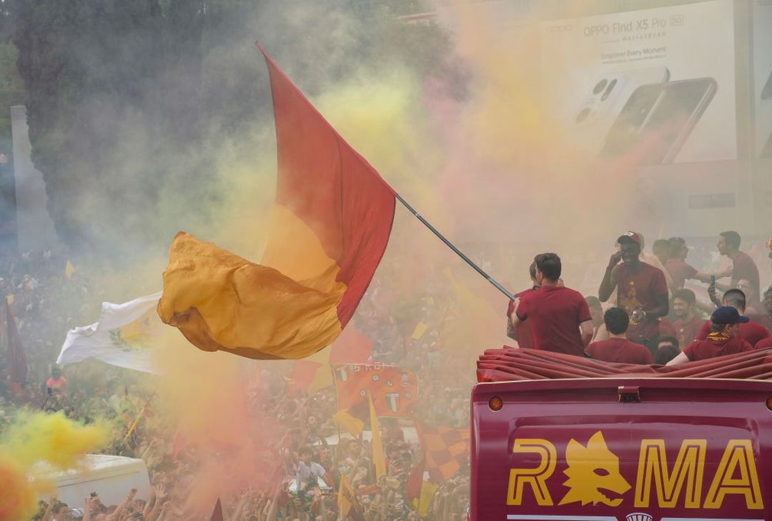 Roma, il popolo giallorosso in festa visto dal pullman della squadra – FOTO GALLERY - immagine 63