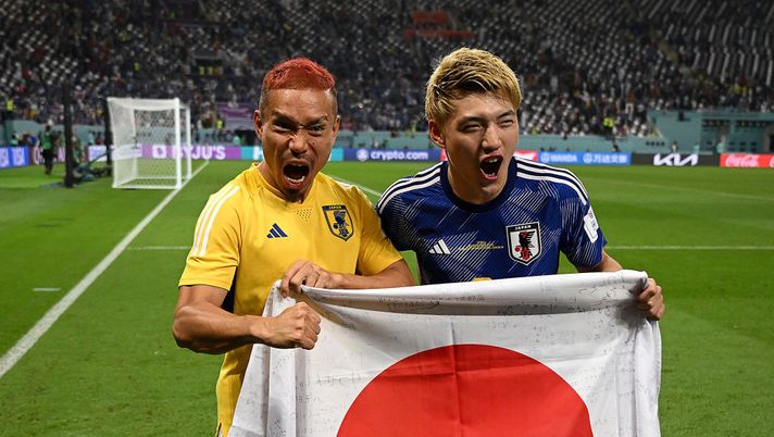 DOHA, QATAR - DECEMBER 01: Ritsu Doan and Yuto Nagatomo of Japan pose for photographers after their 2-1 victory and qualification for the knockout stage following during the FIFA World Cup Qatar 2022 Group E match between Japan and Spain at Khalifa International Stadium on December 01, 2022 in Doha, Qatar. (Photo by Clive Mason/Getty Images) Giappone, Nagatomo e lo spirito Samurai: “In campo senza paura, averne pregiudica la tecnica del combattente” - immagine 1