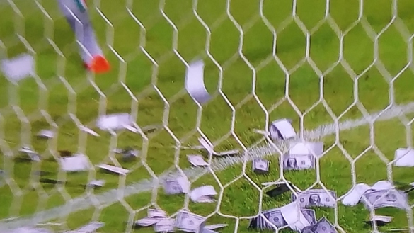 Dollari finti dentro la porta di Donnarumma in Danimarca-Italia U21 - Foto: Twitter Dollari finti dentro la porta di Donnarumma in Danimarca-Italia U21 - Foto: Twitter
