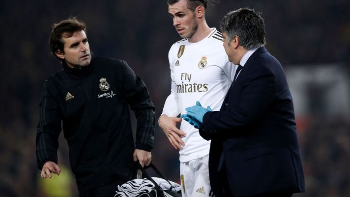 BARCELONA, SPAIN - DECEMBER 18: Gareth Bale of Real Madrid receives medical attention during the Liga match between FC Barcelona and Real Madrid CF at Camp Nou on December 18, 2019 in Barcelona, Spain. (Photo by Eric Alonso/Getty Images) BARCELONA, SPAIN - DECEMBER 18: Gareth Bale of Real Madrid receives medical attention during the Liga match between FC Barcelona and Real Madrid CF at Camp Nou on December 18, 2019 in Barcelona, Spain. (Photo by Eric Alonso/Getty Images)