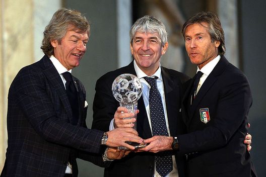  FLORENCE, ITALY - JANUARY 17: Paolo Rossi (C) former Italian footballer and World FIFA Champion Spain in 1982 and top scorer during the Italian Football Federation Hall of Fame ceremony at Palazzo Vecchio on January 17, 2017 in Florence, Italy. (Photo by Gabriele Maltinti/Getty Images) 