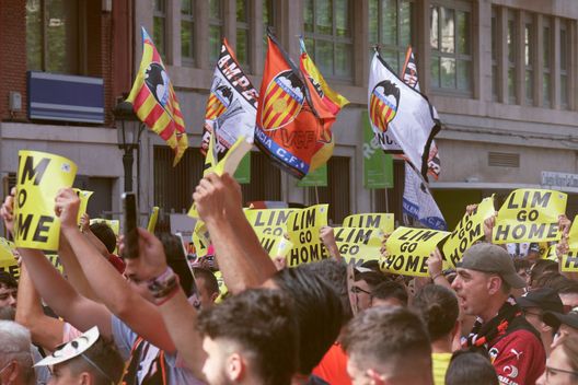 Valencia, aria di contestazione: pubblicità taroccata contro Peter Lim “Combatti o muori”- immagine 5