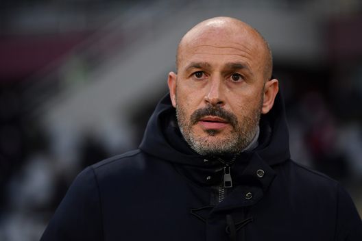TURIN, ITALY - JANUARY 10: ACF Fiorentina head coach Vincenzo Italiano looks on during the Serie A match between Torino FC v ACF Fiorentina at Stadio Olimpico di Torino on January 10, 2022 in Turin, Italy. (Photo by Valerio Pennicino/Getty Images) TURIN, ITALY - JANUARY 10: ACF Fiorentina head coach Vincenzo Italiano looks on during the Serie A match between Torino FC v ACF Fiorentina at Stadio Olimpico di Torino on January 10, 2022 in Turin, Italy. (Photo by Valerio Pennicino/Getty Images)