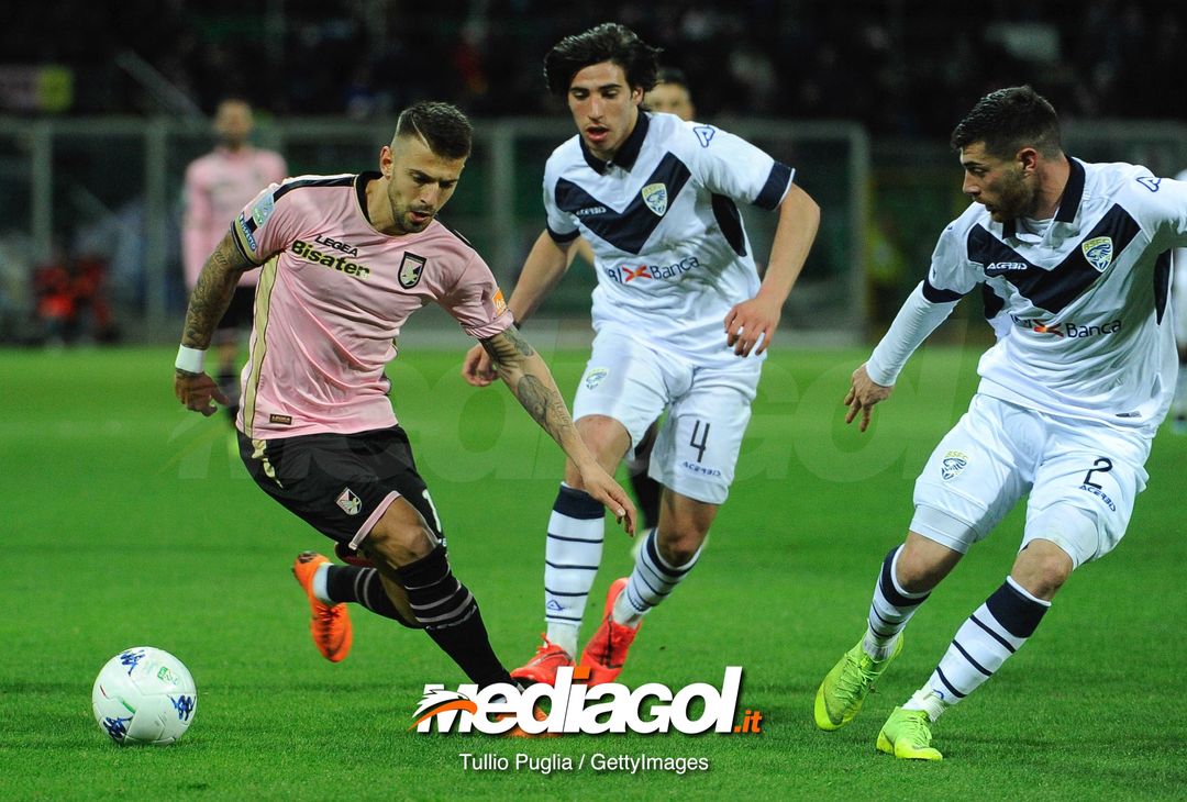  PALERMO, ITALY - FEBRUARY 15: Aleksander Trajkovski (L) of Palermo holds off the challenge from Sandro Tonali of Brescia during the Serie B match between US Citta di Palermo and Brescia at Stadio Renzo Barbera on February 15, 2019 in Palermo, Italy. (Photo by Getty Images/Getty Images) 