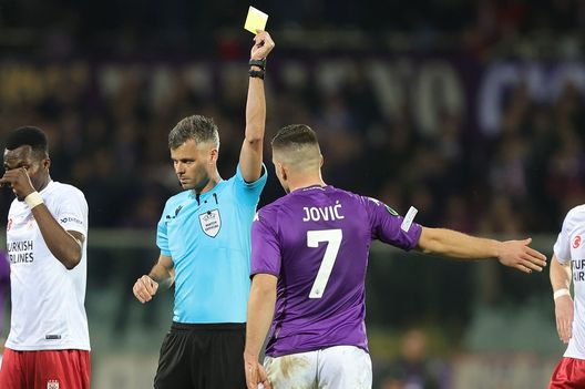 FLORENCE, ITALY - MARCH 09: Enea Jorgji referee gestures and Luka Jovic of ACF Fiorentina during the UEFA Europa Conference League round of 16 leg one match between ACF Fiorentina and Sivasspor at Stadio Artemio Franchi on March 9, 2023 in Florence, Italy. (Photo by Gabriele Maltinti/Getty Images) La moViola: Jorgji male. Rosso suggerito e il giallo a Biraghi è senza senso- immagine 2