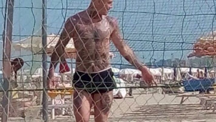 Maglia di Nainggolan e cresta bionda in spiaggia. Il belga: “Ho un nuovo idolo…” – FOTO - immagine 1