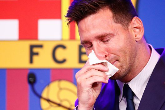 BARCELONA, SPAIN - AUGUST 08: Lionel Messi of FC Barcelona faces the media during a press conference at Nou Camp on August 08, 2021 in Barcelona, Spain. (Photo by Eric Alonso/Getty Images) 100 giorni dopo Messi, Xavi deve ricostruire quel che resta del Barcellona… senza Aguero, Ansu e De Jong- immagine 2