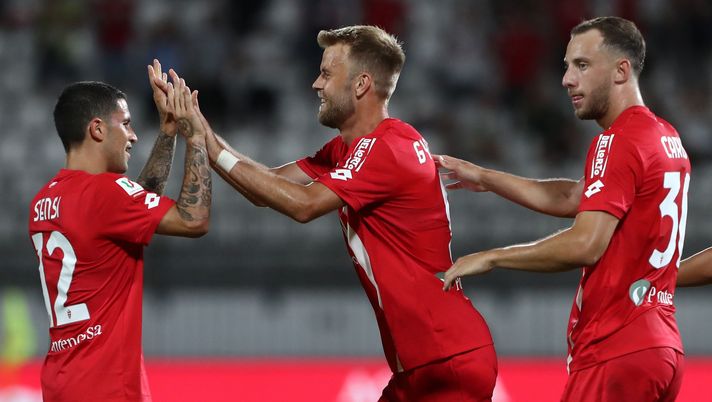 MONZA, ITALY - AUGUST 07: Christian Gytkjaer (C) of AC Monza celebrates his goal with his team-mates Stefano Sensi (L) and Carlos Augusto (R) during the Coppa Italia match between AC Monza and Frosinone Calcio at Stadio Brianteo on August 07, 2022 in Monza, Italy. (Photo by Marco Luzzani/Getty Images) Monza, il centrocampo è di qualità. Ma Sensi e Pessina sono da valutare - immagine 1