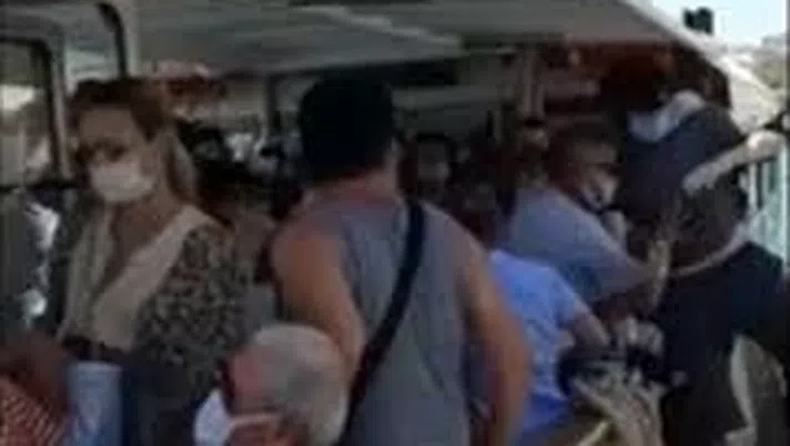 Venezia, turista si toglie la mascherina sul battello: lo prendono a pugni