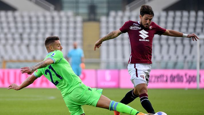 TURIN, ITALY - NOVEMBERSergej Milinkovic Savic of SS Lazio compete for the ball with Simone Verdi of Torino FC during the Serie A match between Torino FC and SS Lazio at Stadio Olimpico di Torino on November 01, 2020 in Turin, Italy. (Photo by Marco Rosi - SS Lazio/Getty Images) 