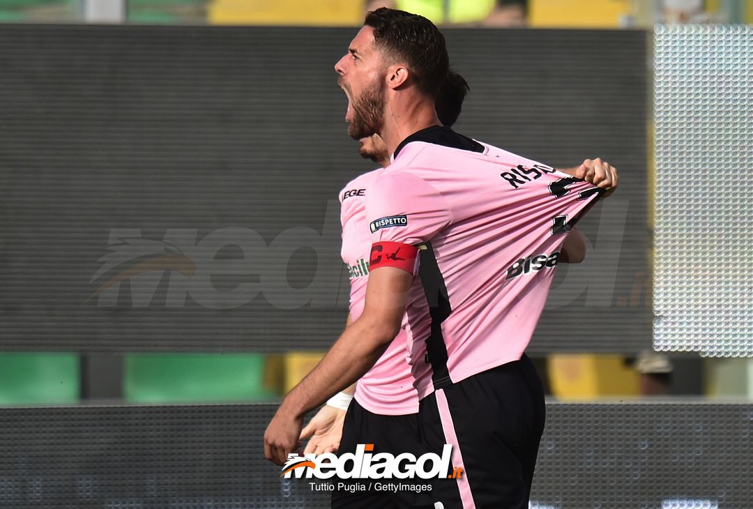  PALERMO, ITALY - JUNE 10:  Players of Palermo celebrate after Maurizio Domizzi (not pictured) of Venezia scoring an own goal during the serie B playoff match between US Citta di Palermo and Venezia FC at Stadio Renzo Barbera on June 10, 2018 in Palermo, Italy.  (Photo by Tullio M. Puglia/Getty Images) 