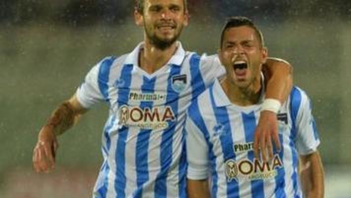 Video: Cocco segna per il Pescara, ma dà un calcio a un tabellone pubblicitario e il piede rimane incastrato 