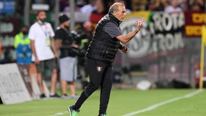 SALERNO, ITALY - AUGUST 29: Fabrizio Castori US Salernitana coach gestures during the Serie A match between US Salernitana and AS Roma at Stadio Arechi on August 29, 2021 in Salerno, Italy. (Photo by Francesco Pecoraro/Getty Images)