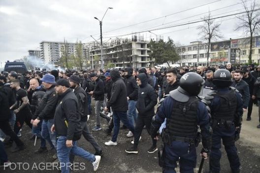 Risse, fermi e arresti in città per il derby di Bucarest: Steaua-Dinamo, aria “rossa” allo stadio- immagine 2