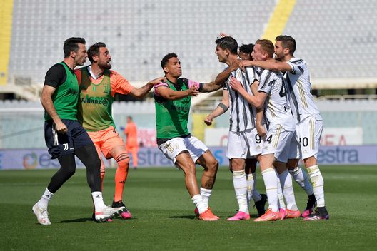 Morata sommerso dall'abbraccio dei compagni dopo l'1-1 Morata sommerso dall'abbraccio dei compagni dopo l'1-1