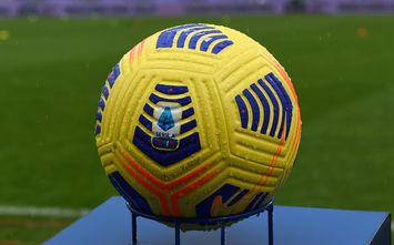  BENEVENTO, ITALY - JANUARY 09: Detail view of the Serie A Nike Flight hi-vis match ball prior to the Serie A match between Benevento Calcio and Atalanta BC at Stadio Ciro Vigorito on January 09, 2021 in Benevento, Italy. Sporting stadiums around Italy remain under strict restrictions due to the Coronavirus Pandemic as Government social distancing laws prohibit fans inside venues resulting in games being played behind closed doors. (Photo by Francesco Pecoraro/Getty Images)