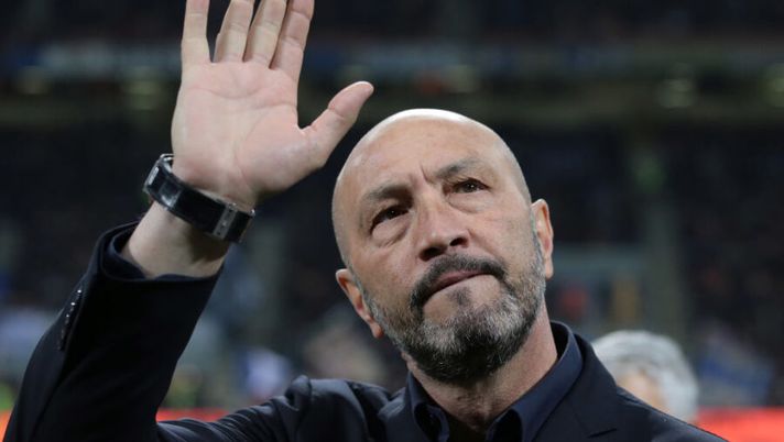 MILAN, ITALY - FEBRUARY 03: FC Crotone coach Walter Zenga greets the fans prior to the serie A match between FC Internazionale and FC Crotone at Stadio Giuseppe Meazza on February 3, 2018 in Milan, Italy. (Photo by Emilio Andreoli/Getty Images) Zenga: “Gli scout del Napoli sono stati incredibili, hanno trovato un fenomeno” - immagine 1