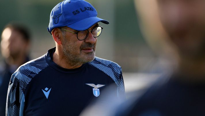 ROME, ITALY - OCTOBER 20: SS Lazio head coach Maurizio Sarri during the SS Lazio training session at the Formello sport centre on October 20, 2021 in Rome, Italy. (Photo by Marco Rosi - SS Lazio/Getty Images) FORMELLO – Sarri prosegue con la tattica: i dubbi del tecnico. Pedro ancora out - immagine 1