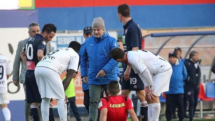 Partita sospesa, tutto da rifare: l'arbitro si è infortunato... Partita sospesa, tutto da rifare: l'arbitro si è infortunato...