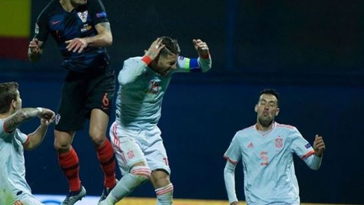 La gomitata di Lovren a Sergio Ramos in Nations League La gomitata di Lovren a Sergio Ramos in Nations League