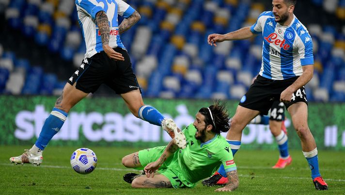 NAPLES, ITALY - APRIL 22: Luis Alberto of SS Lazio competes for the ball with Giovanni Di Lorenzo and Kostasntinus Manolas of SSC Napoli during the Serie A match between SSC Napoli and SS Lazio at Stadio Diego Armando Maradona on April 22, 2021 in Naples, Italy. (Photo by Marco Rosi - SS Lazio/Getty Images) 