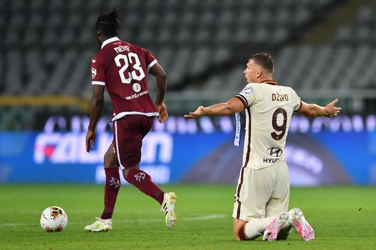 TURIN, ITALY - JULY 29: Edin Dzeko (R) of AS Roma reacts during the Serie A match between Torino FC and AS Roma at Stadio Olimpico di Torino on July 29, 2020 in Turin, Italy. (Photo by Valerio Pennicino/Getty Images) TURIN, ITALY - JULY 29: Edin Dzeko (R) of AS Roma reacts during the Serie A match between Torino FC and AS Roma at Stadio Olimpico di Torino on July 29, 2020 in Turin, Italy. (Photo by Valerio Pennicino/Getty Images)