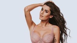 Valentina Vignali posta una foto in lingerie e scrive: “Nel frattempo sono…”
